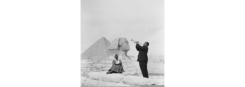 Louis Armstrong tocando la trompeta para su mujer En Giza&nbsp;(1961)