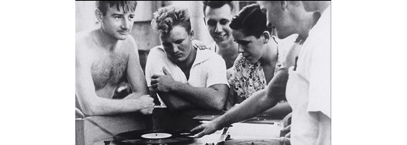 Pennies from Heaven sonando en Manila (año&nbsp;1944)